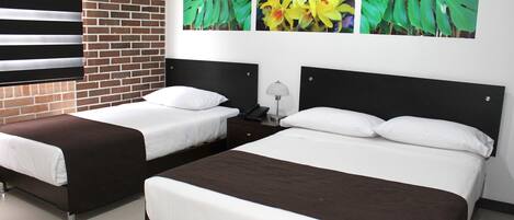 Dreibettzimmer | Hochwertige Bettwaren, Zimmersafe, Schreibtisch, Bügeleisen/Bügelbrett