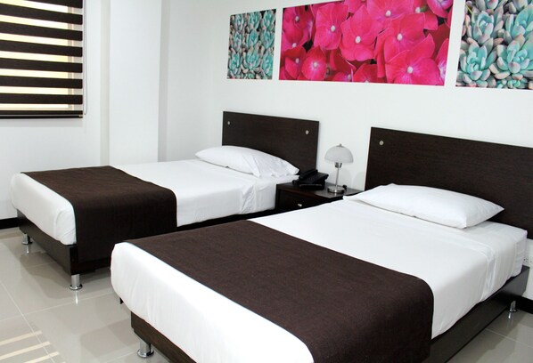 Habitación triple | Ropa de cama de alta calidad, caja fuerte, escritorio