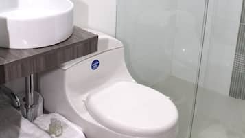Ducha, artículos de tocador gratuitos, toallas