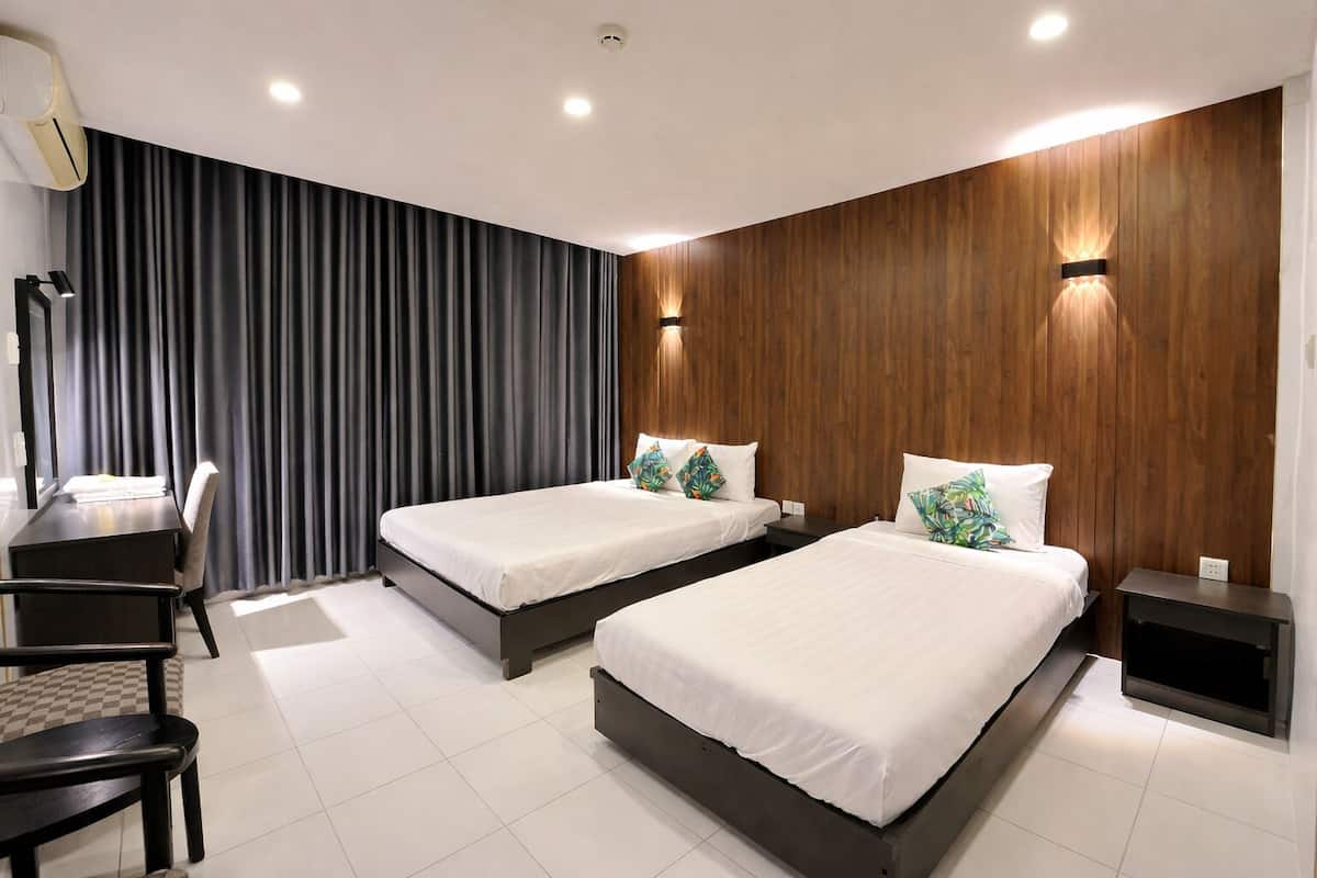 Desk, soundproofing, free WiFi, bed sheets