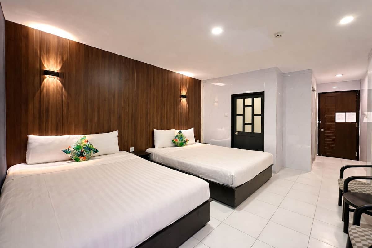 Desk, soundproofing, free WiFi, bed sheets