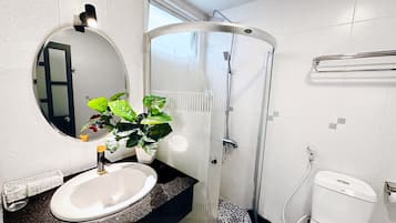 Chuveiro, chinelos, bidê, toalhas de banho