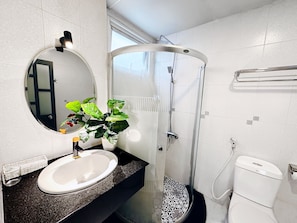 Shower, slippers, bidet, towels - Centana Saigon Hotel (Ho Chi Minh City)