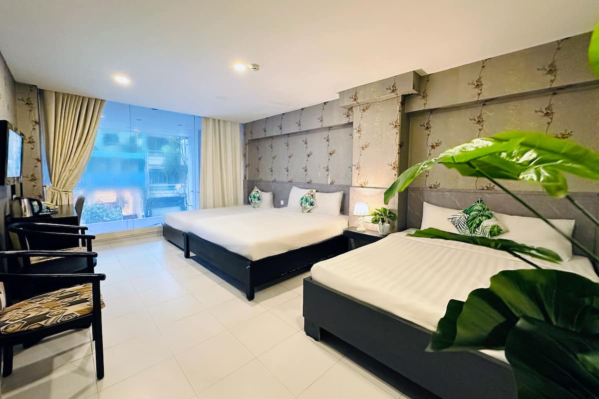 Rom – comfort, flere senger | Skrivebord, lydisolert, wi-fi (inkludert) og sengetøy