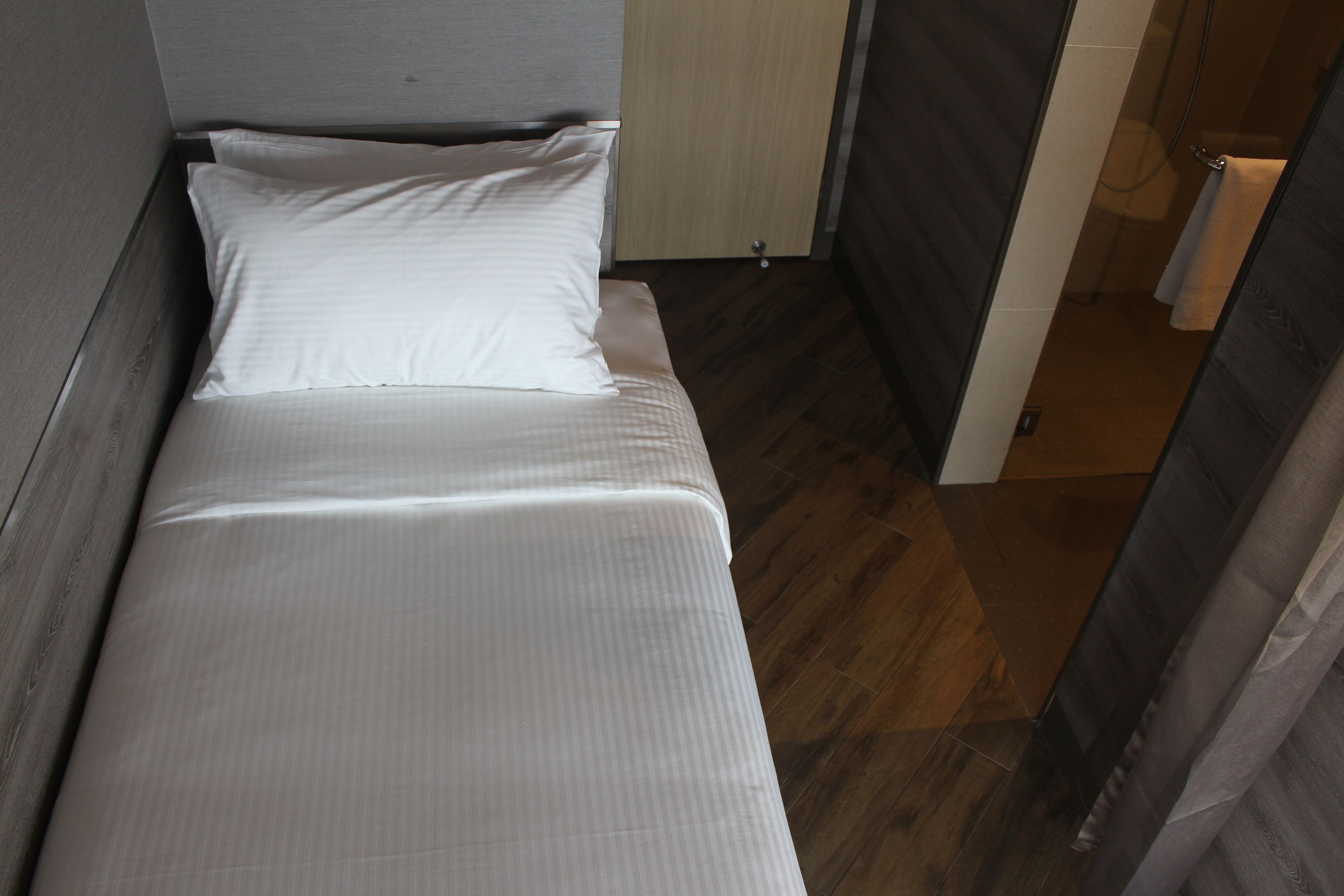 desk, soundproofing, free wifi