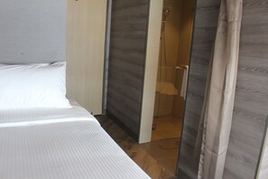 Desk, soundproofing, free WiFi - Plaza Premium Lounge KLIA - Wellness Spa (Sepang)