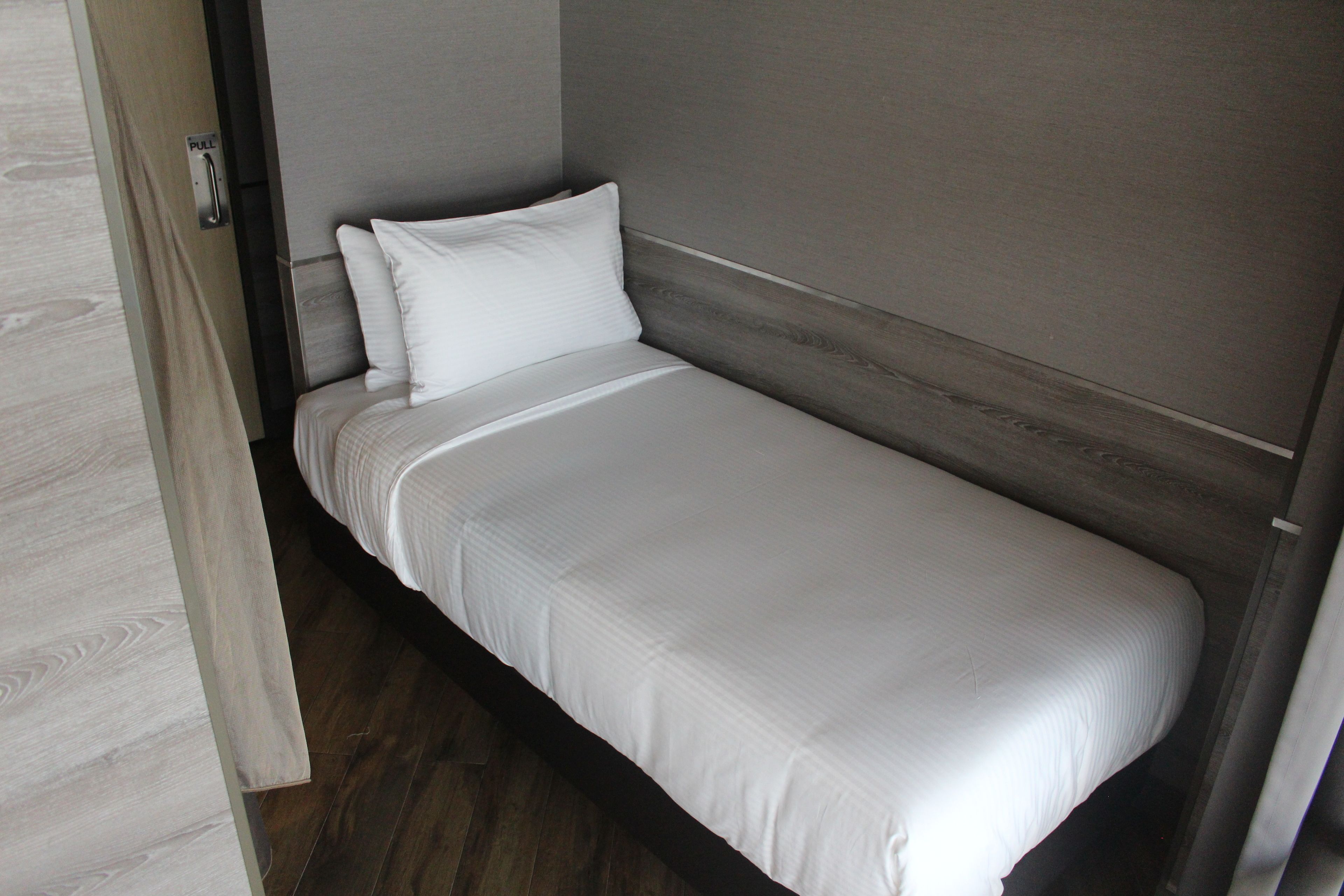 desk, soundproofing, free wifi