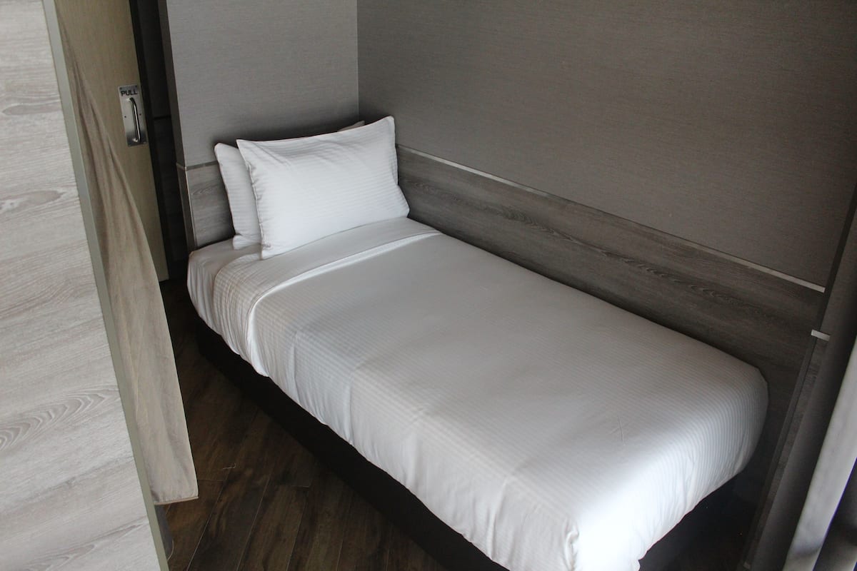 desk, soundproofing, free wifi