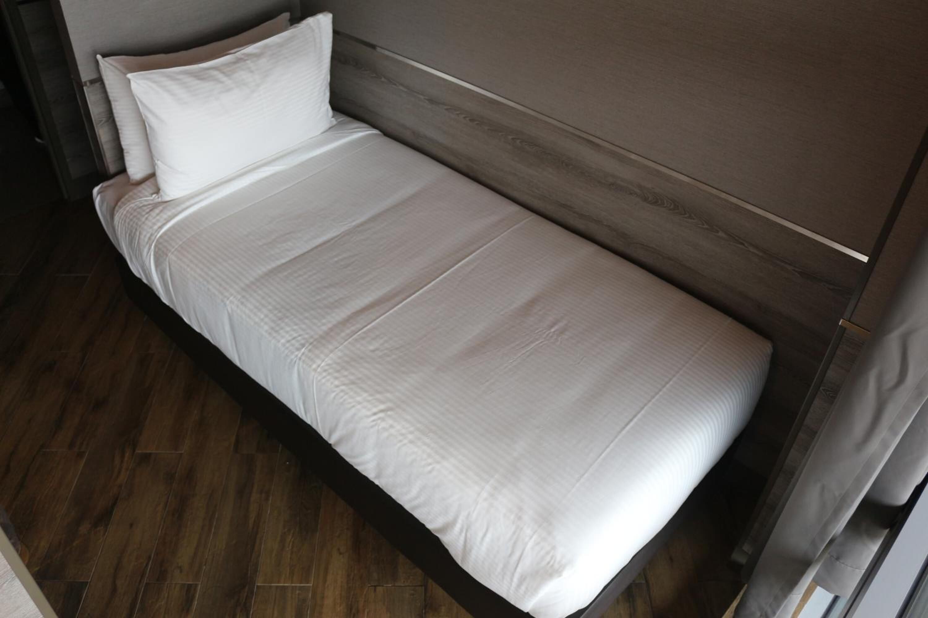 desk, soundproofing, free wifi