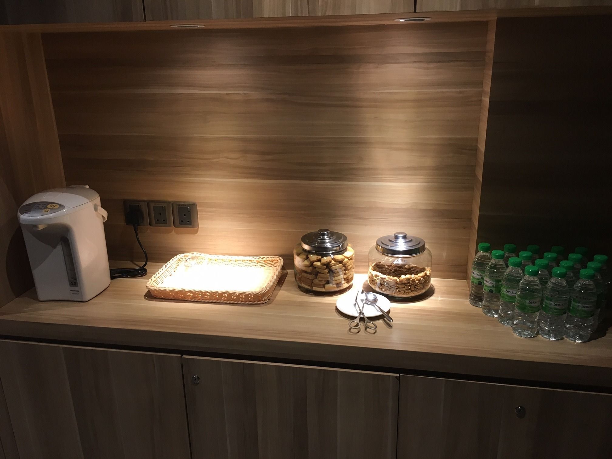 2 restaurants, breakfast served