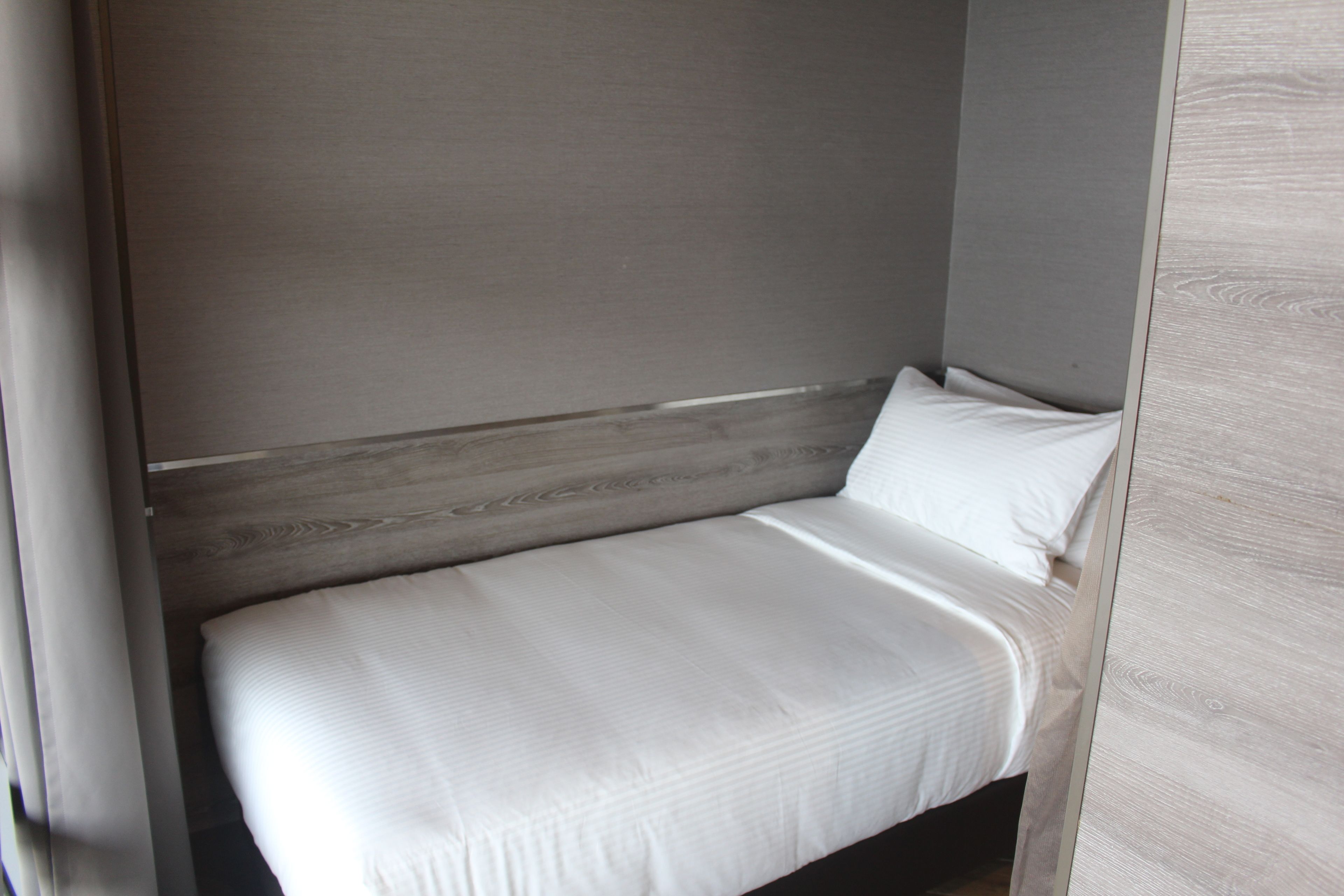 desk, soundproofing, free wifi