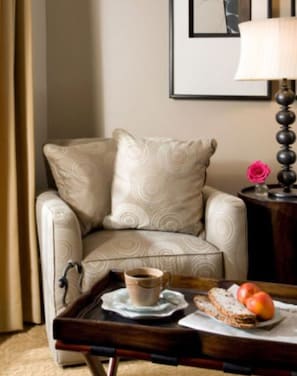 Premium bedding, individually decorated, individually furnished, desk - La Maison in Midtown an urban B&B (Houston)