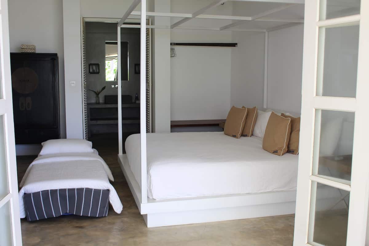 King Room with Garden View | 1 bedroom, premium bedding, in-room safe, individually decorated