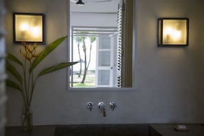 King Room with Sea & Garden View | Bathroom