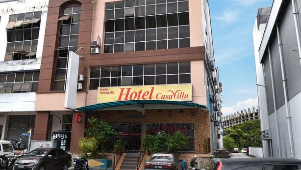 A building with a sign for 'Hotel CasaVilla' and 'OYO' branding. - Hotel O Casavilla Hotel (Batu Caves)