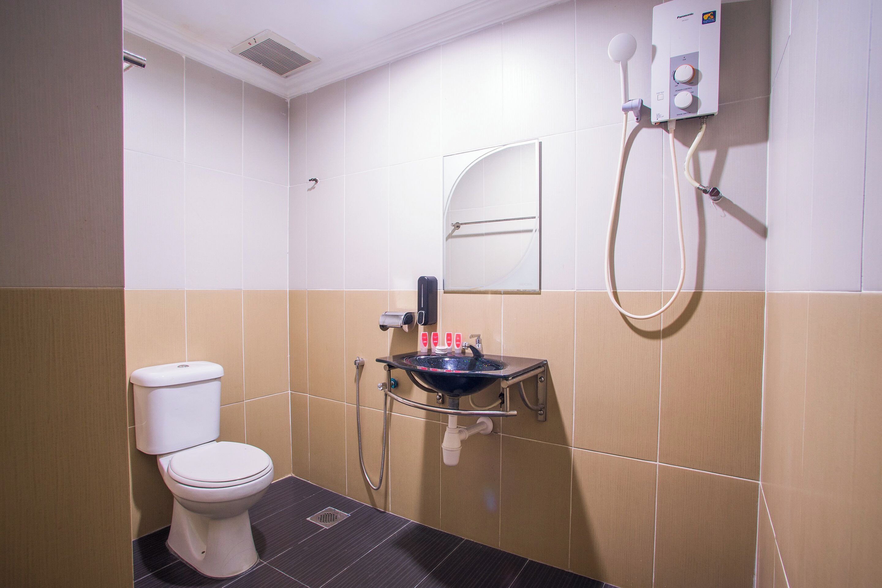 Family Suite | Bathroom | Shower, bidet, towels, soap