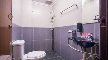 Standard Twin Room | Bathroom | Shower, bidet, towels, soap