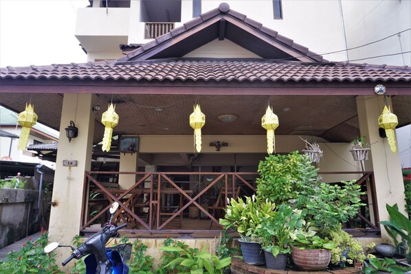 Front of property - Water Well Guest House (Chiang Mai)
