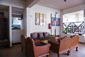 Lobby sitting area - Water Well Guest House (Chiang Mai)