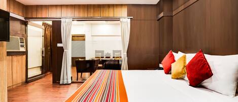 Suite | Desk, soundproofing, free WiFi, bed sheets