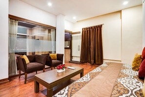 Desk, soundproofing, free WiFi, bed sheets - Mount Embassy Hotel (Siliguri)