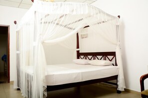 Desk, rollaway beds, free WiFi - YKD Tourist Rest (Hikkaduwa)