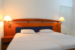 Desk, rollaway beds, free WiFi - YKD Tourist Rest (Hikkaduwa)