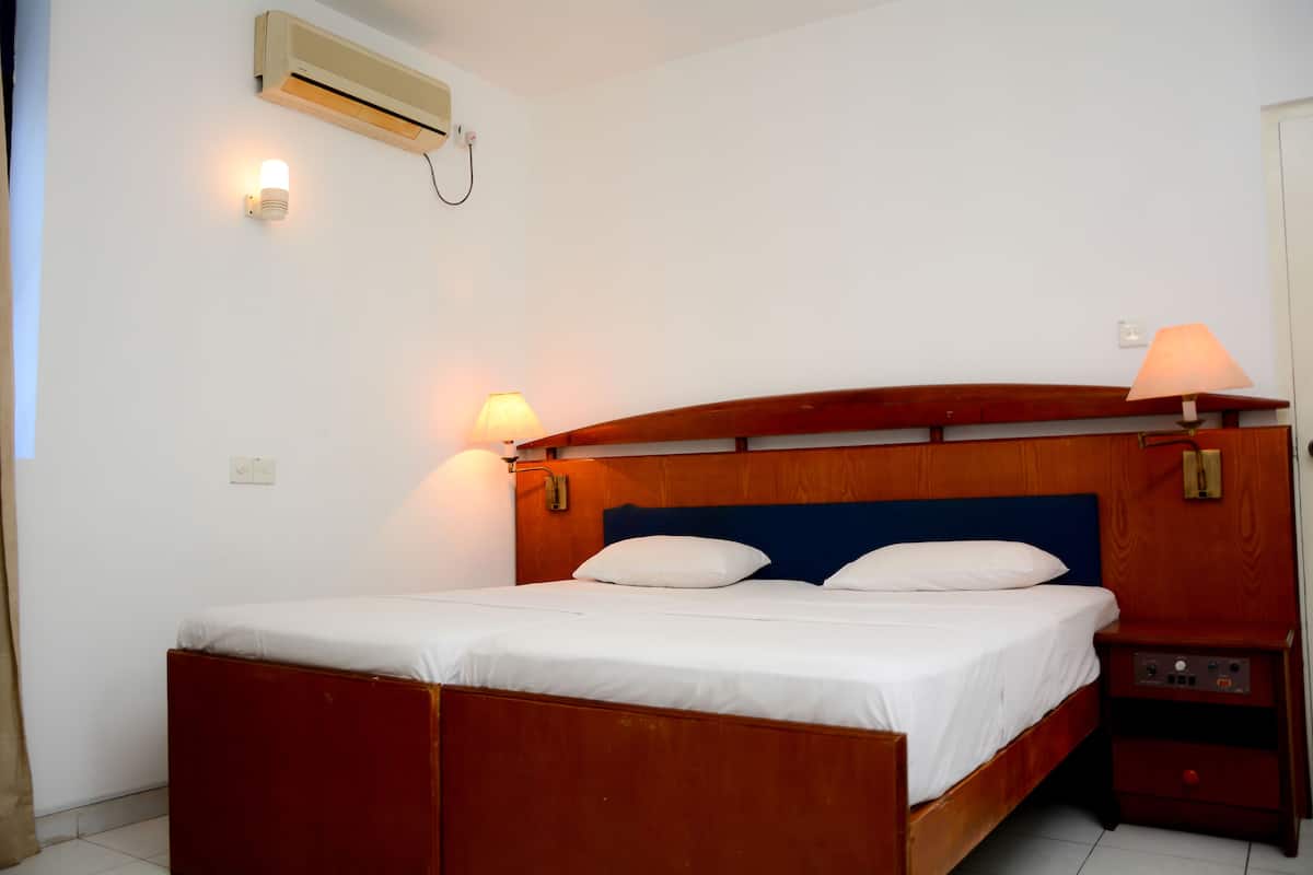 Standardzimmer (with AC) | Schreibtisch, Zustellbetten, kostenloses WLAN