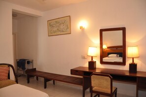 Desk, rollaway beds, free WiFi - YKD Tourist Rest (Hikkaduwa)
