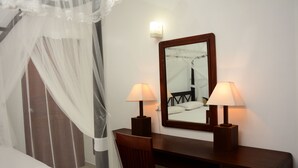 Suite | Desk, rollaway beds (surcharge), WiFi (free) - YKD Tourist Rest (Hikkaduwa)