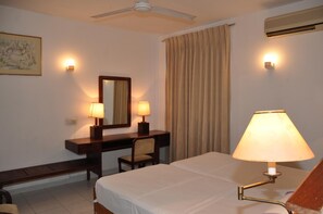 Desk, rollaway beds, free WiFi