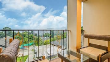 Premium Mountain View Room with Private Balcony | Seprai premium, brankas, meja kerja, dan ruang kerja ramah laptop