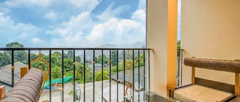 Premium Mountain View Room with Private Balcony | 高档床上用品、客房内保险箱、办公桌、笔记本电脑工作区