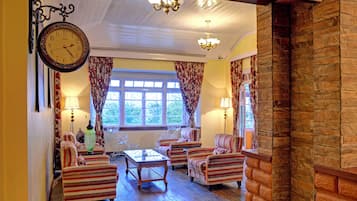 Family Cottage, 1 Bedroom | Lobby sitting area
