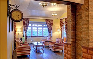 Family Cottage, 1 Bedroom | Lobby sitting area