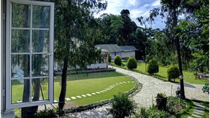 Ein gepflegter Garten mit einem steinbelagten Weg, der zu einem Gebäude führt.