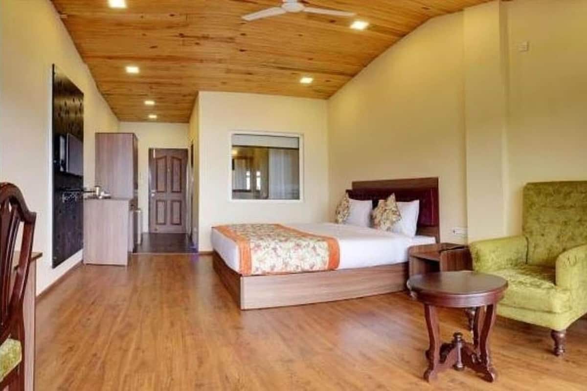 Ropa de cama de alta calidad y caja de seguridad en la habitación 