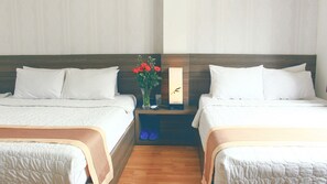 Familienzimmer | Minibar, Zimmersafe, Schreibtisch, Verdunkelungsvorhänge