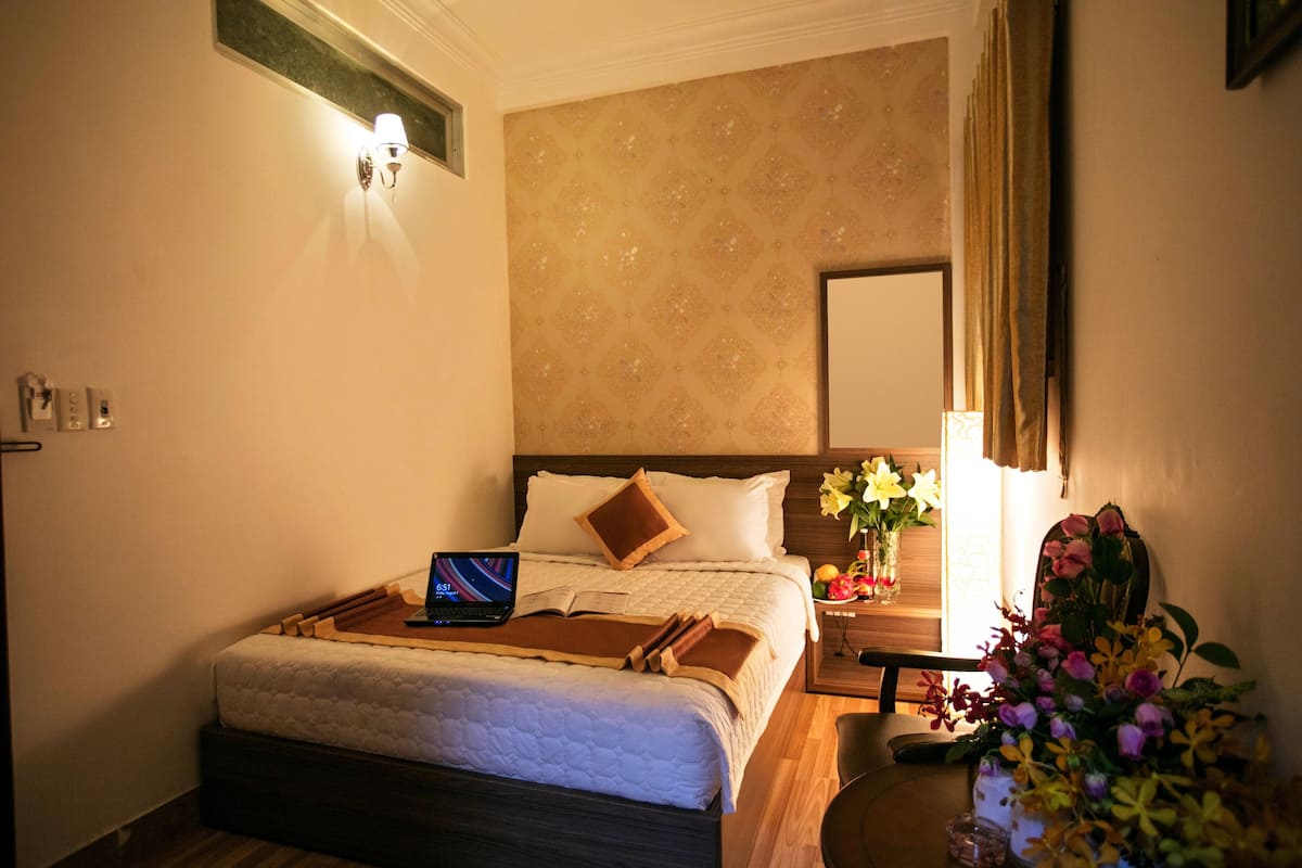 Phòng đôi Superior, 1 giường đôi | Minibar, két bảo mật tại phòng, bàn, màn/rèm cản sáng 