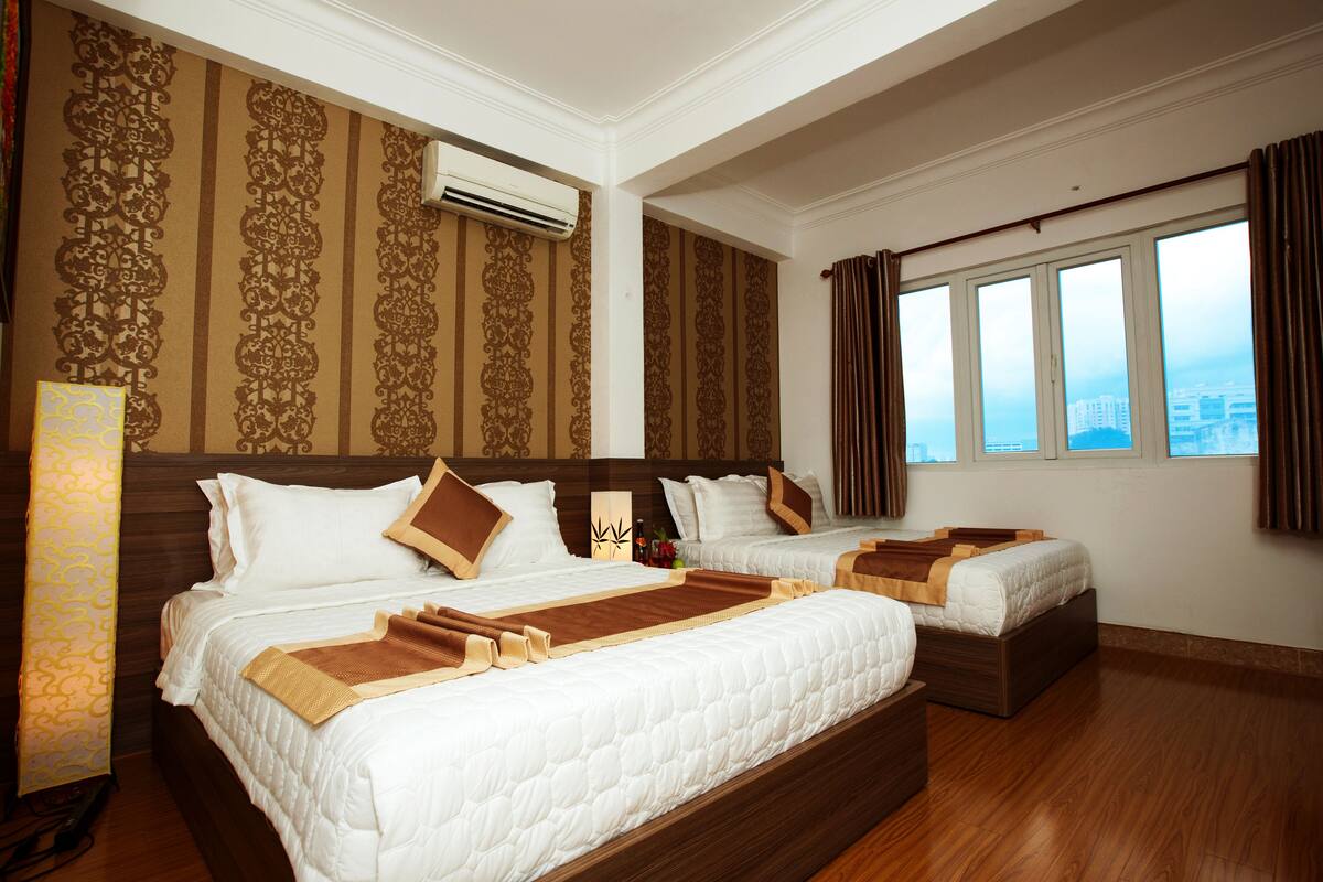 Phòng 3 Deluxe | Minibar, két bảo mật tại phòng, bàn, màn/rèm cản sáng 