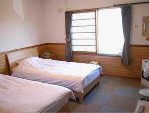 Kamar Twin | Meja kerja, setrika/meja setrika, Wi-Fi gratis, dan seprai linen