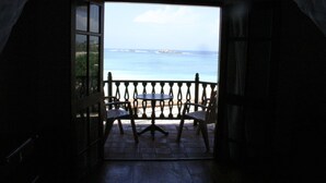 An open doorway leading to a balcony with a view of the sea. - Neptune Bay Hotel (Unawatuna)