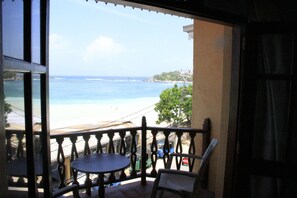 A balcony with a view of a beach and ocean. - Neptune Bay Hotel (Unawatuna)