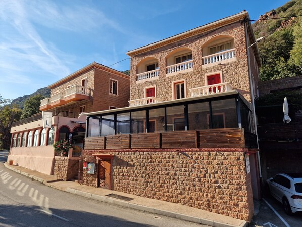 Front of property - Hotel Bella Vista (Ota)