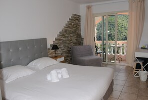 Ropa de cama de alta calidad, colchones Select Comfort y minibar 