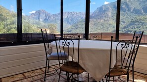 Daily buffet breakfast (EUR 15 per person) - Hotel Bella Vista (Ota)