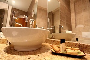 Deluxe Room, Terrace, Mountain View | Bilik Mandi | Pancuran mandi, kelengkapan dandanan diri mesra alam, pengering rambut 