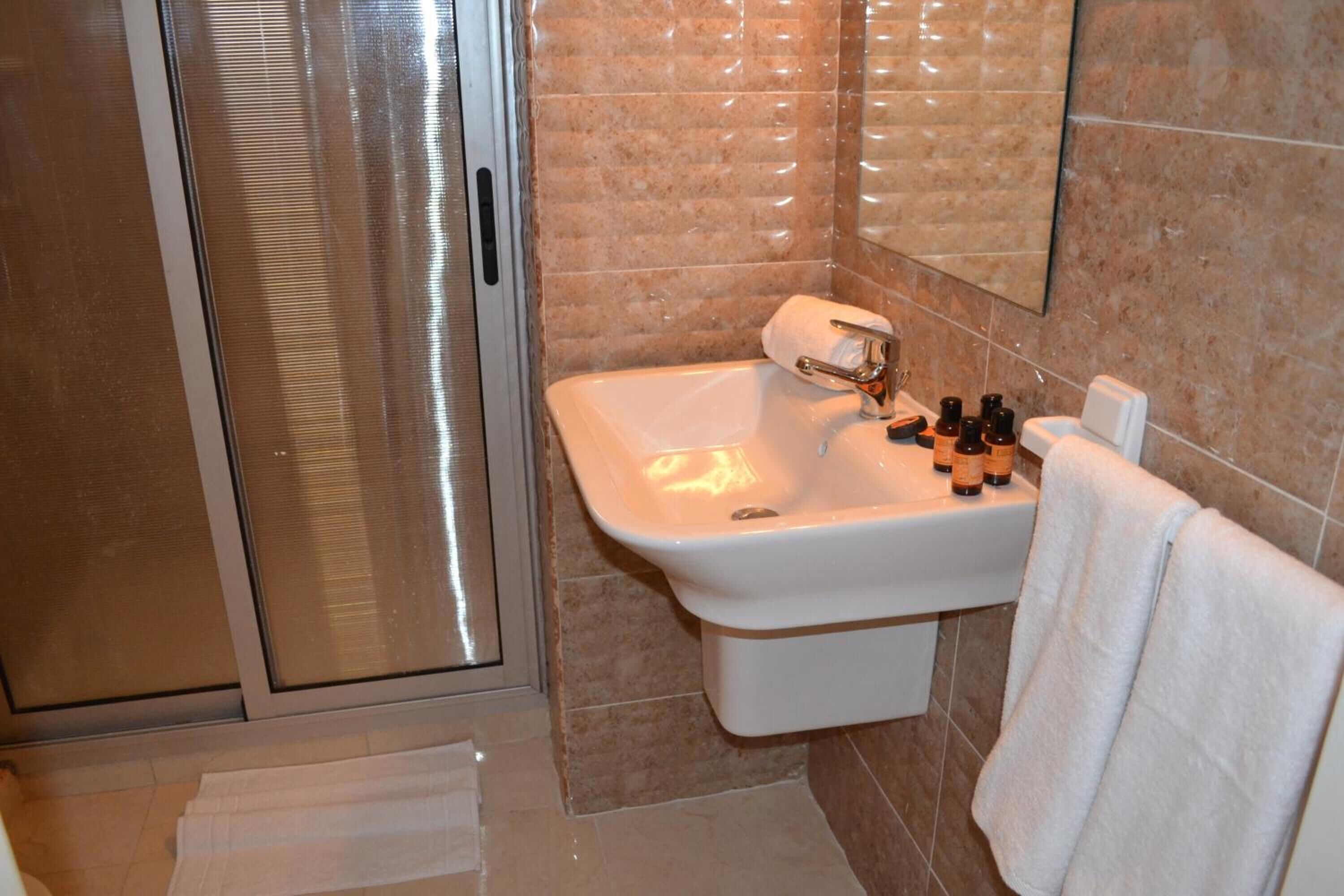 shower, free toiletries, towels