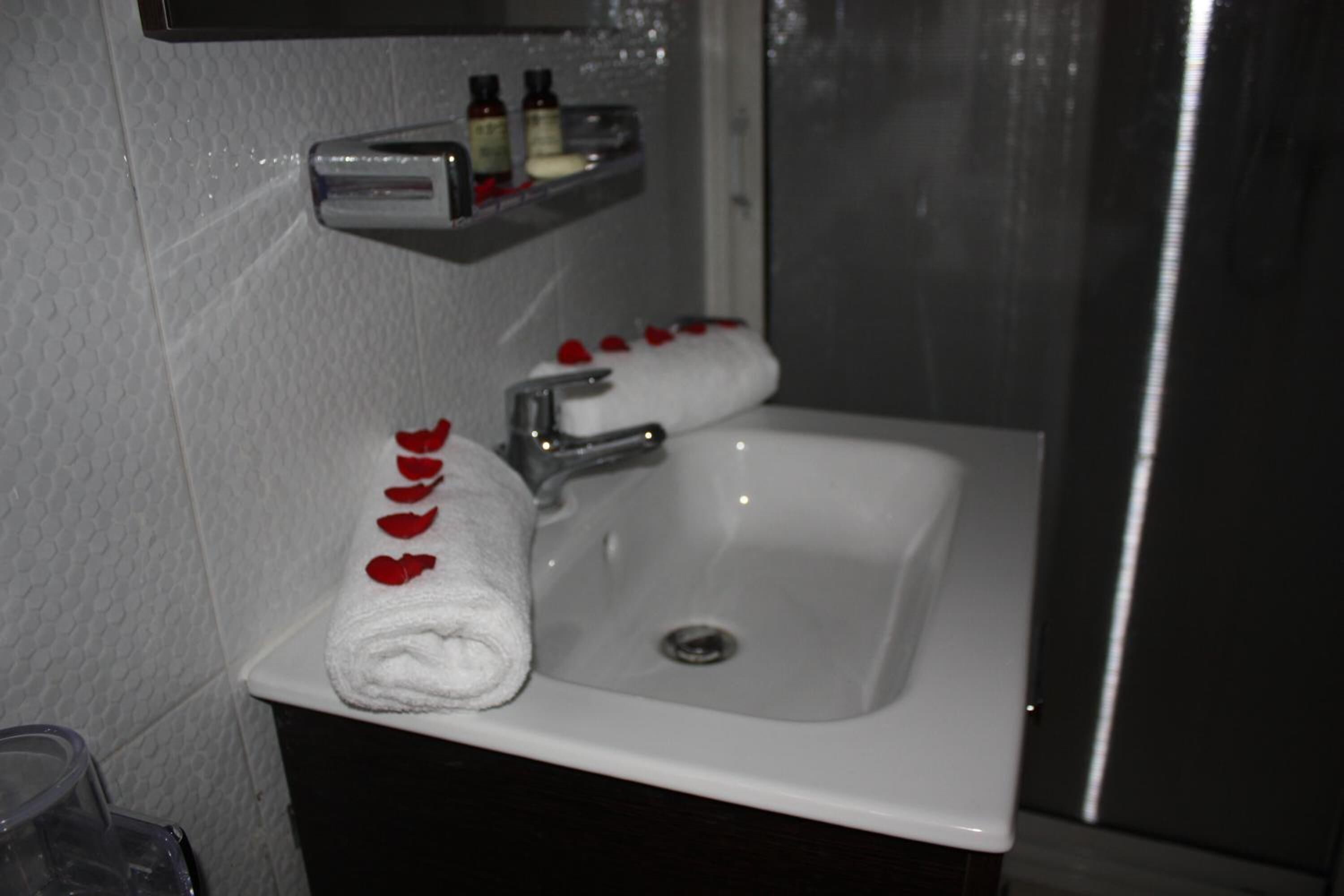 shower, free toiletries, towels