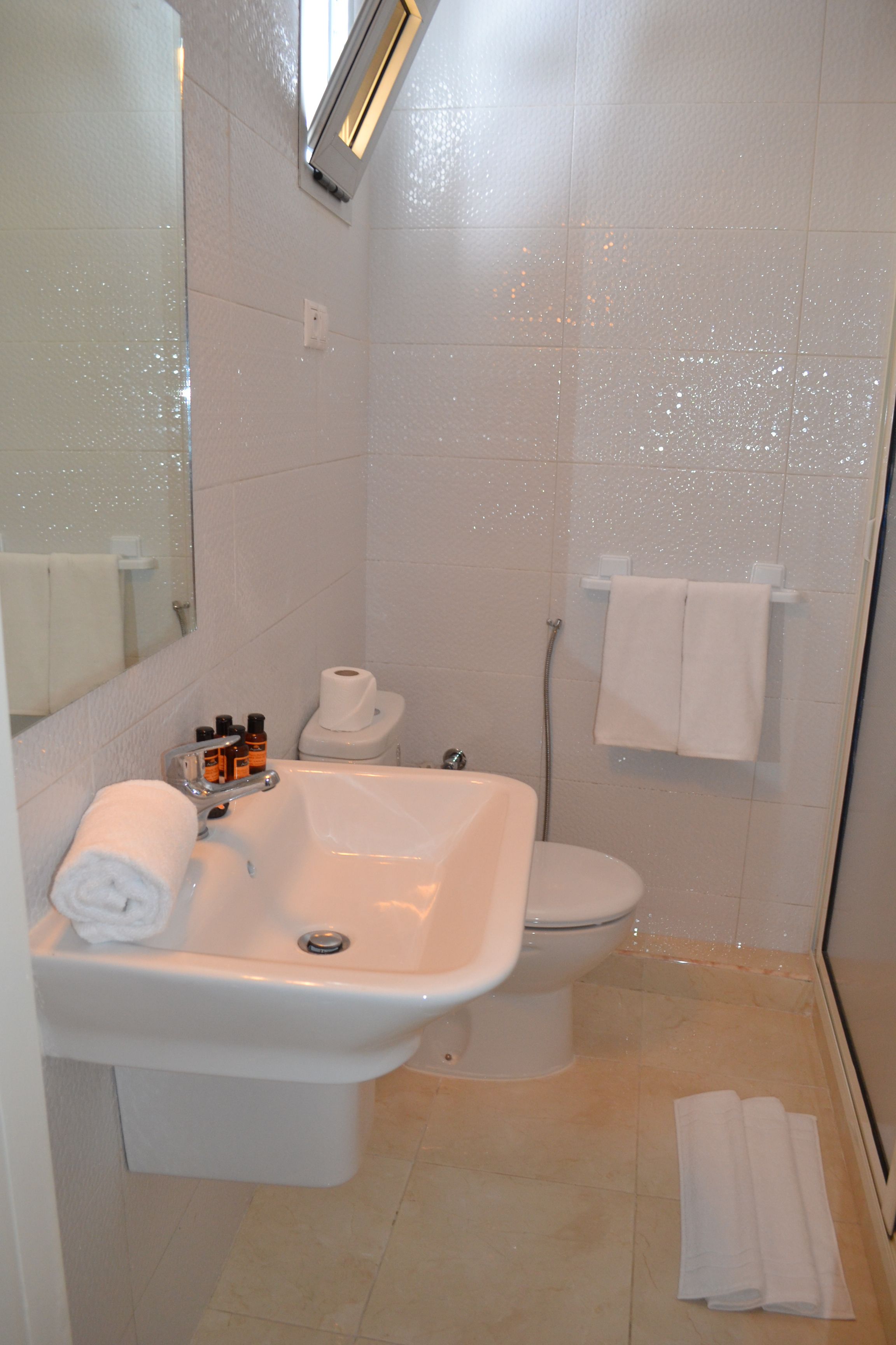 superior double room, non smoking | bathroom | shower, free toiletries, towels